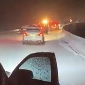 Kar yağışı yolu kapattı! 20 ara&ccedil; mahsur kaldı