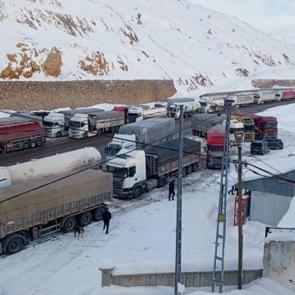 Kara yolunda ağır tonajlı ara&ccedil;ların ge&ccedil;işine yasak: Trafik kilometrelerce uzadı!