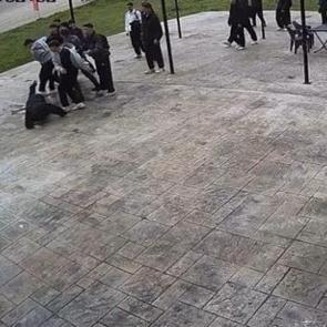 Karab&uuml;k'te akran zorbalığına esnaf engeli: Genci lin&ccedil;ten kurtardı