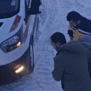 Kars'ta hasta kadın i&ccedil;in ekipler seferber oldu