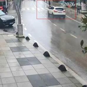 Kocaeli'de arabanın yaya ge&ccedil;idinde &ccedil;arptığı kadın ağır yaralandı