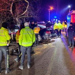 Kontrolden &ccedil;ıkan ara&ccedil; ağaca &ccedil;arptı: 2 gen&ccedil; kadın hayatını kaybetti! S&uuml;r&uuml;c&uuml; alkoll&uuml; &ccedil;ıktı
