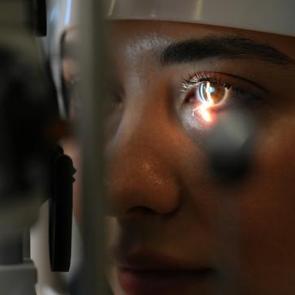 Uzak durun: G&ouml;z sağlığını tehdit ediyor! Sakın yapmayın