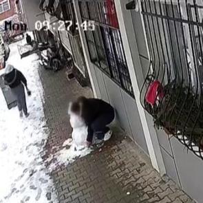 K&uuml;&ccedil;&uuml;k&ccedil;ekmece'de pes dedirten olay: &Ccedil;ocukların kardan adamını &ccedil;aldı