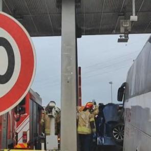 Kuzey Marmara Otoyolu Kınalı gişelerinde feci otob&uuml;s kazası: 2 &ouml;l&uuml;!