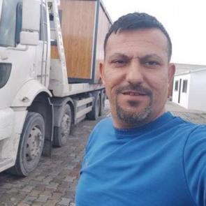 Manisa'da otomobil elektrik direğine &ccedil;arptı: 1 &ouml;l&uuml;, 2 yaralı