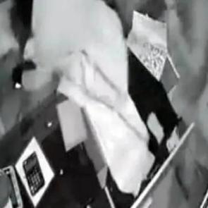 Maskeli soyguncular 1 bu&ccedil;uk milyonluk altınla kayıplara karıştı