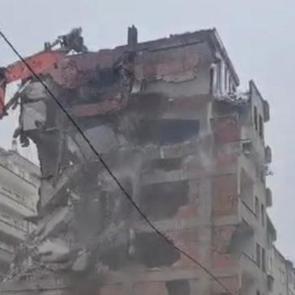 Diyarbakır'da ağır hasarlı bina saniyeler i&ccedil;inde yerle bir oldu