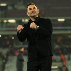 Okan Buruk, taraftarlara 3&rsquo;l&uuml; &ccedil;ektirdi