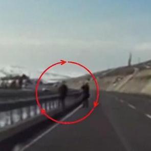 Otoyolda kar manzarası i&ccedil;in canlarını hi&ccedil;e saydılar: &lsquo;Senlik bir şey yok, devam et&rsquo;