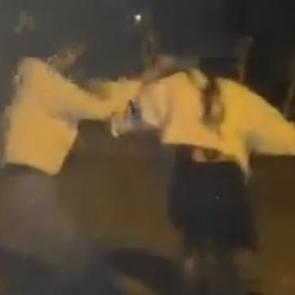 Adana'da gen&ccedil; kızların 'erkek arkadaş' kavgası: Yere yatırıp tekmelediler