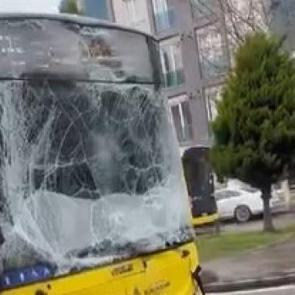 Sancaktepe'de 2 İETT otob&uuml;s&uuml; &ccedil;arpıştı: Yaralılar var!