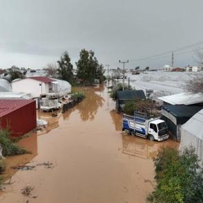 'Sarı kod'la uyarılan Antalya'da kıyamet gibi bir sabaha uyanıldı