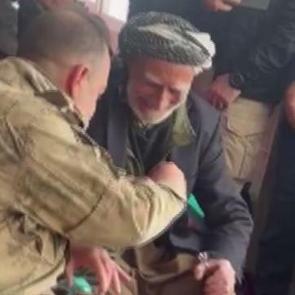 Şırnak'ta duygulandıran olay: T&uuml;mgeneral parmağındaki y&uuml;z&uuml;ğ&uuml; hediye etti