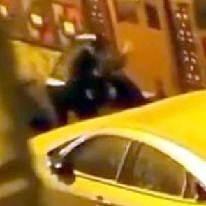 Sokak ortasında tekme tokat dayak yiyen kadın, şikayet&ccedil;i olmadı