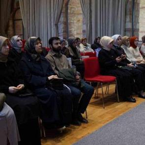 T&Uuml;RGEV'den gen&ccedil;lere Gazze &ccedil;ağrısı: Tanıklığın Dili programı s&uuml;r&uuml;yor