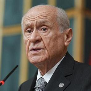 T&uuml;rk bayrağına al&ccedil;ak saldırı! Bah&ccedil;eli'den &ccedil;ok sert tepki: Herkes aklını başına alsın!