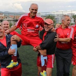 D&uuml;nya futbolunun en yaşlı oyuncusu Hatay Yurdakul hayatını kaybetti