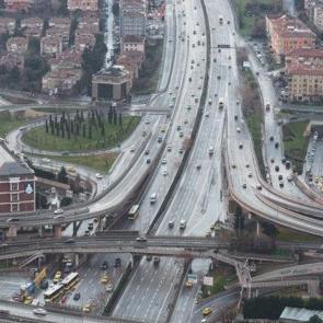  İstanbul halkı toplu taşımayı kullandı, megakent&rsquo;te yollar boş kaldı