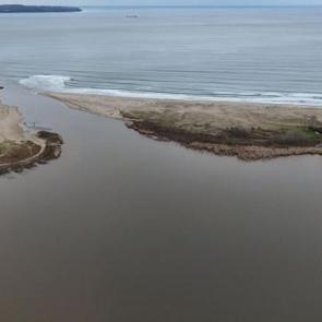 Yağışlar sonrası dikkat &ccedil;eken olay: G&ouml;l, denizle birleşti!