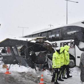 Yolcu otob&uuml;s&uuml; polis noktasına &ccedil;arptı: Yaralı polisler var!