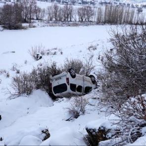 Mardin'de buzlanan yolda kayan ara&ccedil; u&ccedil;uruma yuvarlandı: 6 yaralı