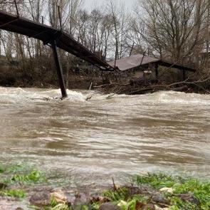 &Ccedil;anakkale'de &ccedil;ay ve dere taştı, yolları su bastı!