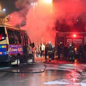 Kağıthane'de korkutan yangın: Alevler pompalara sı&ccedil;ramadan son anda s&ouml;nd&uuml;r&uuml;ld&uuml;