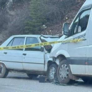 Konya'da otomobil ile yolcu minib&uuml;s&uuml; &ccedil;arpıştı: 1 &ouml;l&uuml;, 1 yaralı