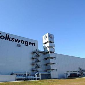 Volkswagen'in eski &uuml;retim &uuml;ss&uuml; yandı: 700 metrekarelik alan k&uuml;l oldu