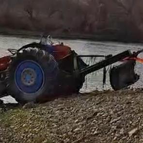 Kırıkkale'de trakt&ouml;r&uuml;n&uuml; yıkamak isteyen &ccedil;ift&ccedil;i başına gelene inanamadı 