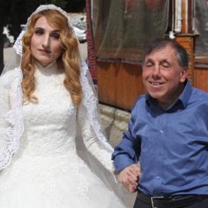 Adana'da g&ouml;rme engelli &ouml;ğretmen &ccedil;ifte otob&uuml;s &ccedil;arptı! Kahreden detay...