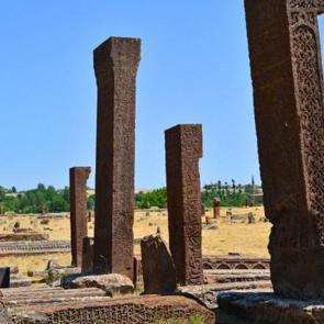 Anadolu&rsquo;nun taşlara kazınan tarihi: Ahlat Sel&ccedil;uklu Mezarlığı