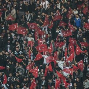 Beşiktaş taraftarı 47. dakikada İstiklal Marşı okudu! 