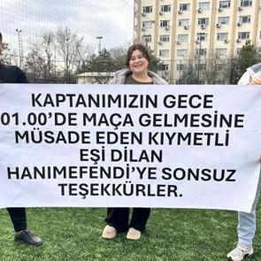 Halı sahaya giden kocaya izin &ccedil;ıktı: Trib&uuml;nden pankartlı teşekk&uuml;r gecikmedi