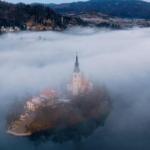Sisler arasındaki kartpostallık manzara: Bled G&ouml;l&uuml;