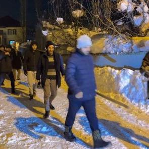 Camide korku dolu anlar: İmam anons etti k&ouml;yl&uuml; yardıma koştu