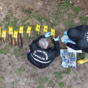 &Ccedil;ocuklar oynarken polisler fark etti! Bomba imha ekipleri b&ouml;lgeye &ccedil;ağırıldı