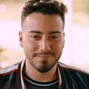 Enes Batur kimdir, aslen nerelidir? Enes Batur hakkında neden yakalama kararı &ccedil;ıkarıldı?