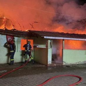 Kocaeli'de 74 yaşındaki annesinin i&ccedil;inde bulunduğu evi yakan sanık yargılanıyor