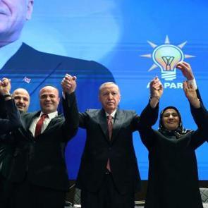  Erdoğan, AK Parti&rsquo;ye katılan 4 belediye başkanına rozet taktı