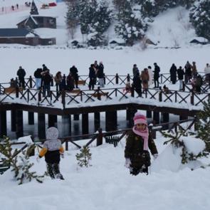 G&ouml;l manzarası eşliğinde kayak deneyimi: Ergan Kayak Merkezi