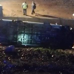 İş&ccedil;i servisi u&ccedil;uruma yuvarlandı: 1'i ağır, 13 yaralı