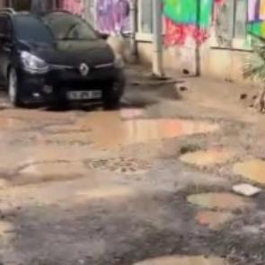 İzmir'de yolların hali 'yok artık' dedirtti: K&ouml;stebek yuvasına d&ouml;nd&uuml;!