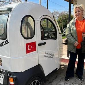 İzmir'in mobil muhtarı 'Tek Krali&ccedil;e' yazılı motoruyla kapı kapı geziyor