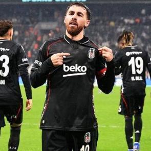 Kaptan gemisini kurtardı! Beşiktaş, Dolmabah&ccedil;e'de 10 kişiyle kazandı