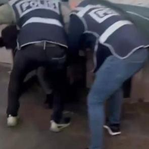 Kendi kendini yakalattı! İzmir'de 44 yıl hapisle aranan firari k&uuml;mesten &ccedil;ıktı