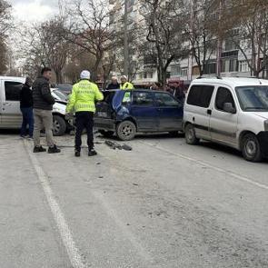 Konya'da ortalık savaş alanına d&ouml;nd&uuml;! 7 aracın arasına daldı: 2 yaralı!