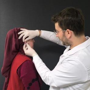 Kulağını deldirdi, ameliyat olmak zorunda kaldı! Kulak keloidi ameliyatla alındı