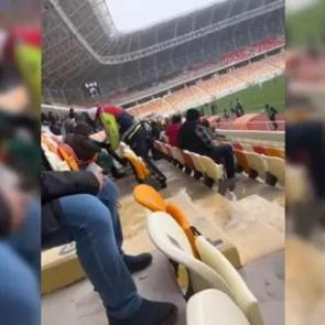 Ma&ccedil;ta &uuml;ş&uuml;yen &ccedil;ocuğa &ccedil;oraplarını vermişti: O polis memuruna &ouml;d&uuml;l